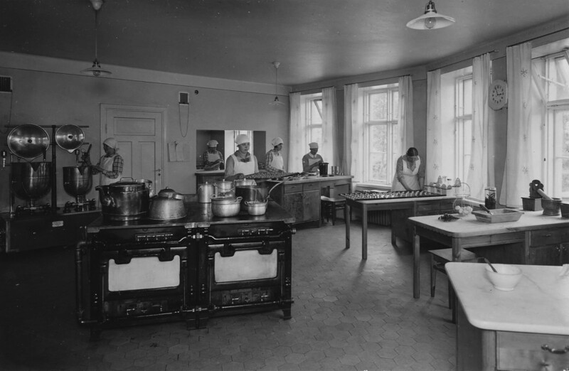 Kotitalouskoulun keittiössä.