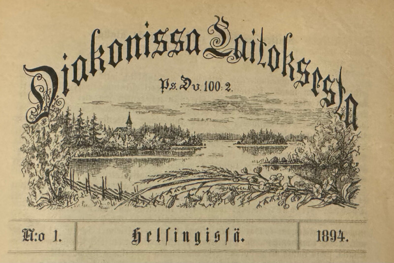 Diakonissalaitoksen lehden kansi Helsingistä vuodelta 1894, jossa maisemakuva järvestä, metsistä ja kirkontornista sekä koristeellinen teksti.