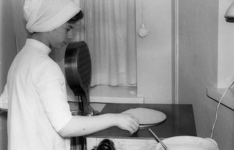 Nainen paistaa ehtoollisleipiä.