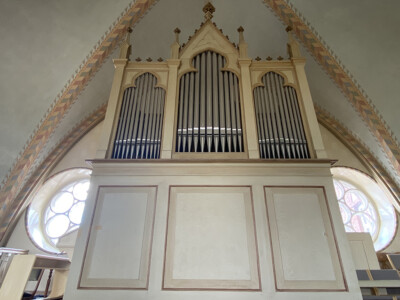 Vaalean väriset urut.