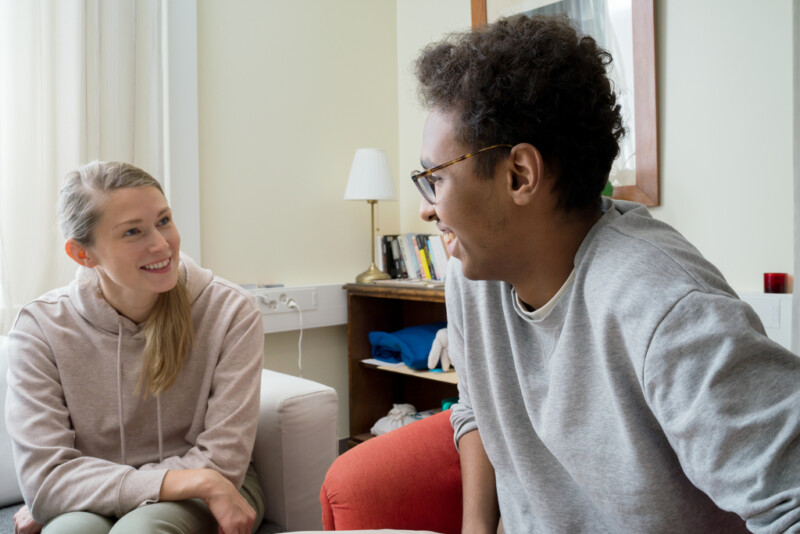 Kaksi ihmistä keskustelevat iloisesti keskenään.