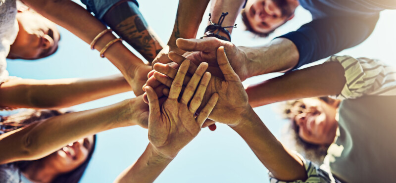 Käsiä päällekkäin.