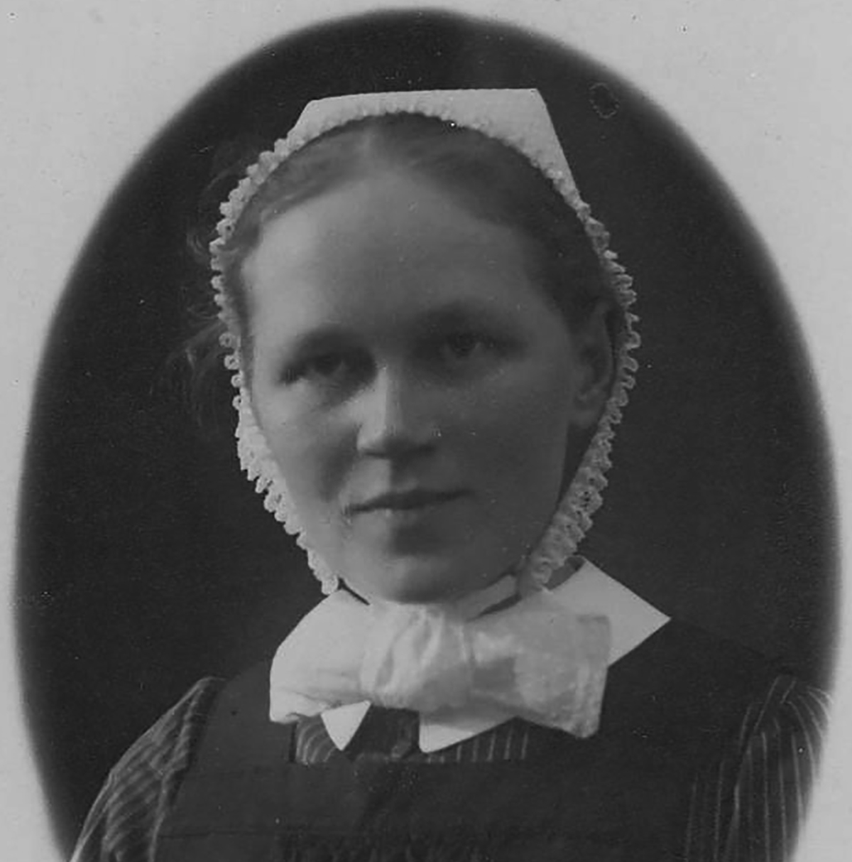 Mustavalkoinen muotokuva naisesta, joka pukeutunut vanhanaikaiseen diakonissapukuun ja pitsireunuksella varustettuun päähineeseen.