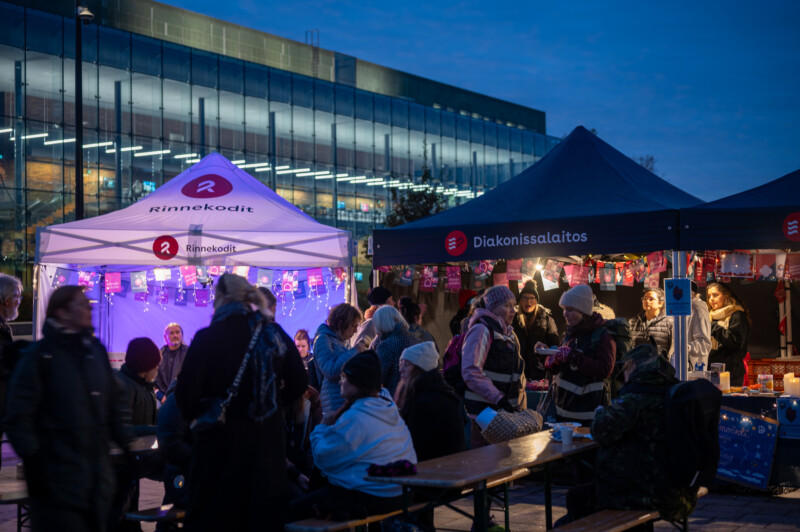 Kaksi telttaa, joiden edustalla on ihmisiä. Toisessa teltassa lukee Ribbekodit, toisessa Diakonissalaitos.