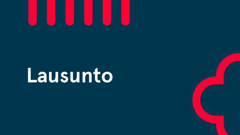 Tummansinisellä pohjalla valkoinen teksti: "Lausunto".