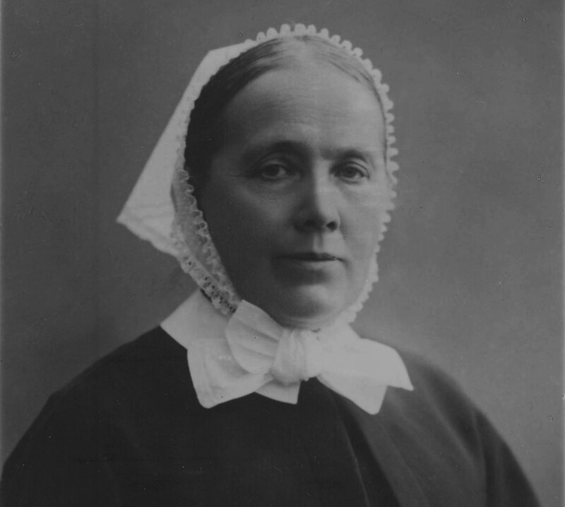 Mustavalkoinen kuva naisesta, joka on diakonissa. Päässään hänellä on ns. rusettimyssy.