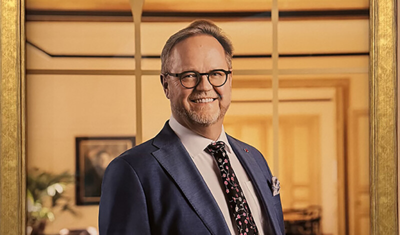 Mies, jolla on silmälasit. Hän on eläkkeelle siirtynyt toimitusjohtaja Olli Holmström.