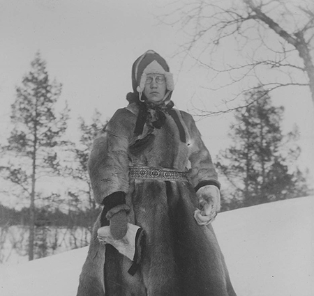 Nainen Lapinpuvussa.