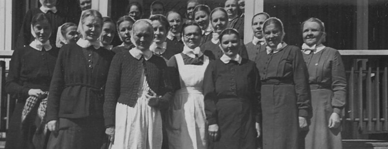 Mustavalkoinen ryhmäkuva, jossa joukko naisia pukeutuneina diakonissan työasuihin.