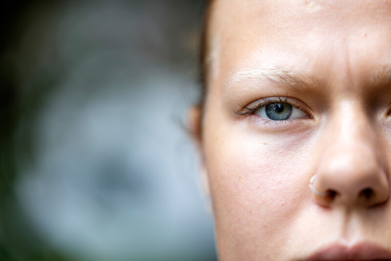 Lähikuva ihmisen kasvoista, joissa näkyy erityisesti tarkka ja vakava silmä.