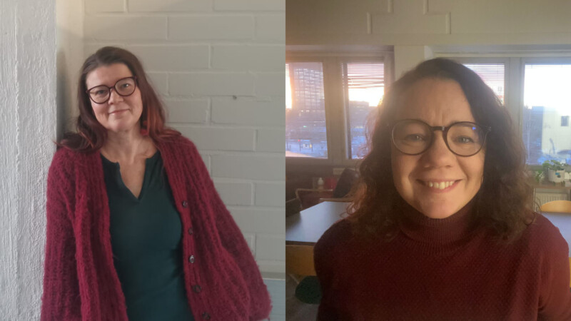 Kaksi tummanpunaisiin neuleisiin pukeutunutta naista katsoo hymyillen kameraan.