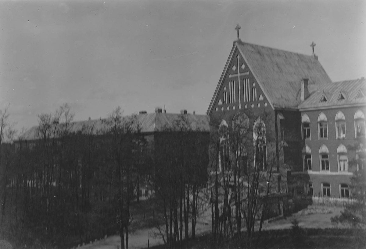 Rakennuskokonaisuus, jossa keskellä kirkko.