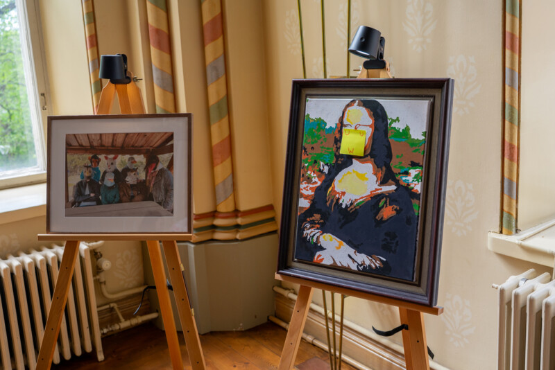 Kaksi taulua telineillä.