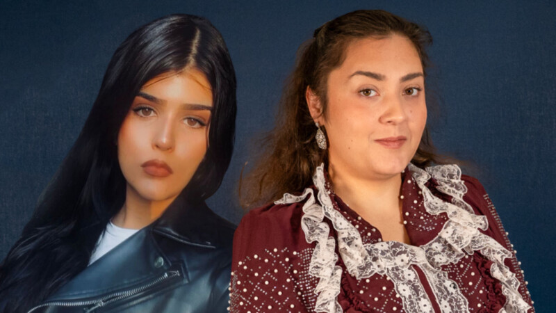 Kaksi tummahiuksista naista katsoo kameraan. Toisella on yllään nahkatakki, toinen on pukeutunut romanipukuun.