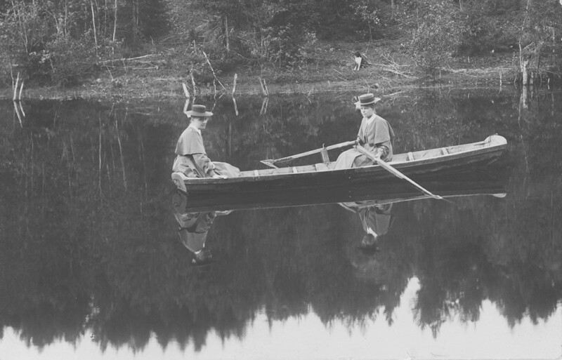 Kaksi naista soutuveneessä, historiallinen kuva.
