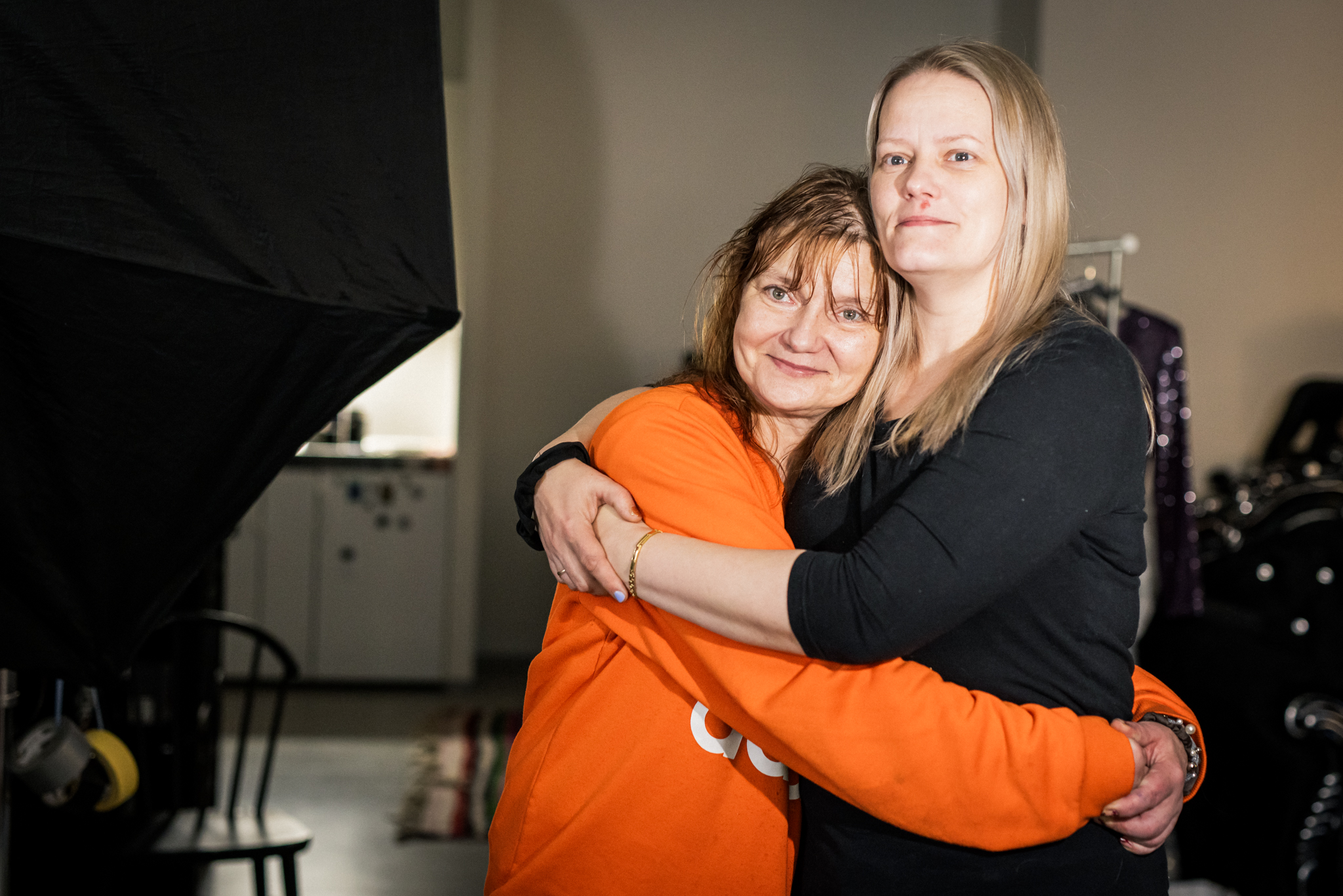 Kaksi naista halaa toisiaan.