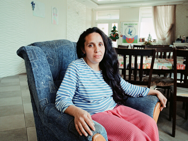 Pakolaisnainen istuu sinisessä nojatuolissa hätämajoituskeskuksessa Ukrainassa.