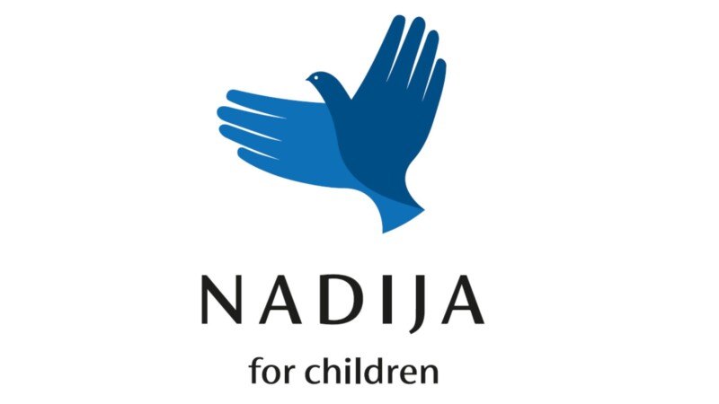 Logotyp för Nadija for children med en blå fågelformad symbol ovanför texten.