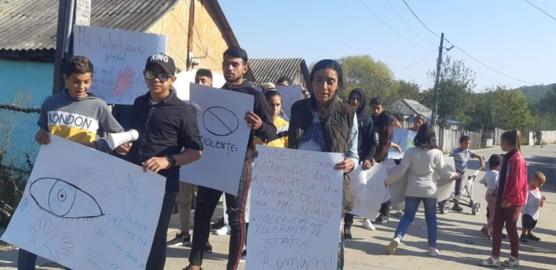 Romanian romanit osoittavat mieltään syrjintää vastaan.