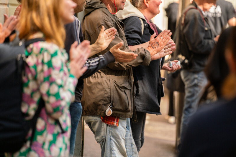 Yleisöä taputtamassa.