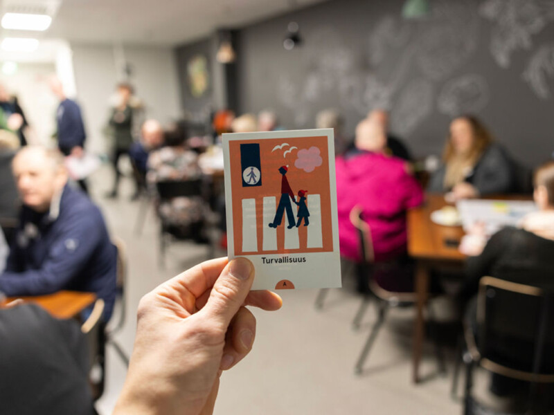 Asukastilaisuuden kuvituskortti turvallisuudesta