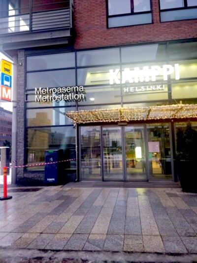 Metroaseman sisäänkäynti Kampin kauppakeskuksessa Helsingissä, näkyvissä metron ja bussipysäkkien kyltit.