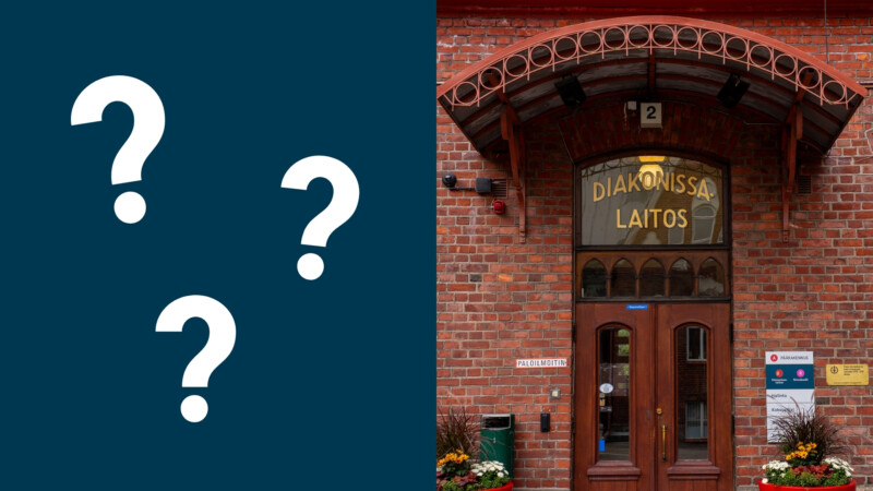 Vasen puoli: tummansininen tausta ja kolme suurta valkoista kysymysmerkkiä; oikea puoli: punatiilisen rakennuksen kaareva sisäänkäynti, yliovessa teksti "Diakonissalaitos" ja ovien edustalla kukkaistutuksia.