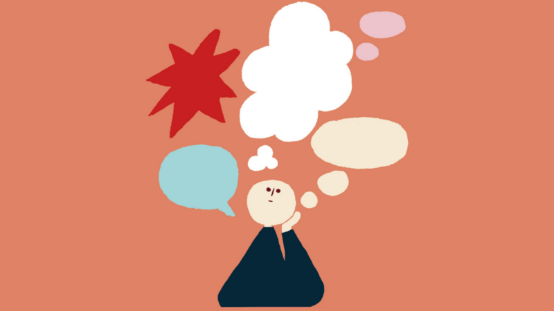 Piirretty minimalistinen hahmo korallinvärisellä taustalla: pyöreä pää ja tumma kolmionmuotoinen vartalo, ympärillä useita erikokoisia ajatus- ja puhekuplia eri väreissä (valkoinen, vaaleansininen, beige) sekä punainen tähdenmuotoinen merkki.