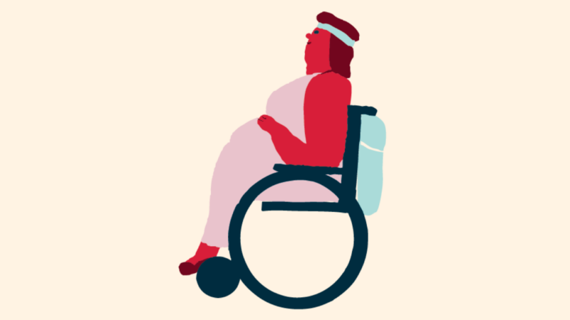 Värikäs, tyylitelty piirros henkilöstä sivukuvassa istumassa pyörätuolissa vaaleanpunaisessa mekossa, päässään panta ja selkätyyny, vaalea beige tausta