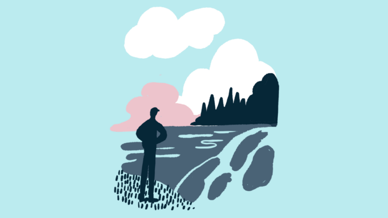 Tyylitelty piirrosmaisema, jossa yksinäinen ihmishahmo seisoo kalliolla merenrannassa ja katsoo veden yli siintävään metsään ja jyrkkään kallioon; vaaleansininen tausta, vaaleanpunainen pilvi ja tummansiniset aallot ja kalliot.