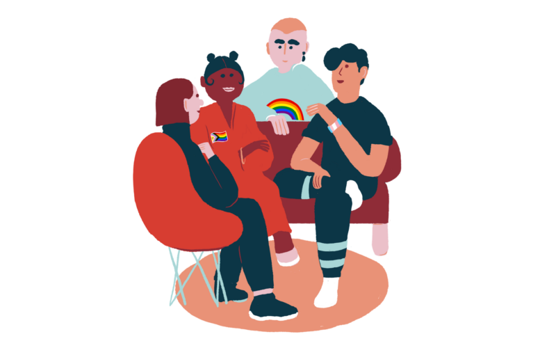 Piirros neljästä eri näköisestä ihmisestä istumassa ringissä keskustellen; yksi istuu punaisessa tuolissa, toisilla on sateenkaari- ja pride-symbolit vaatteissa, kuva viestii yhteenkuuluvuudesta ja moninaisuuden hyväksymisestä.