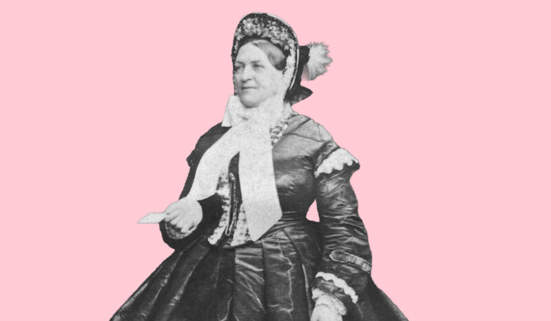 Muotokuva 1800‑luvulta vaikuttavan näköisestä naisesta pukeutuneena leveään hameeseen, pitsikaulukseen ja koristeelliseen päähineeseen, mustavalkoinen kuva vaaleanpunaisella taustalla.